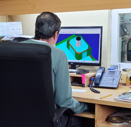 Trabajador de Franmol S.L. creando una maqueta