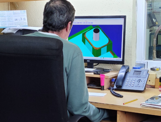 Trabajador de Franmol S.L. creando una maqueta