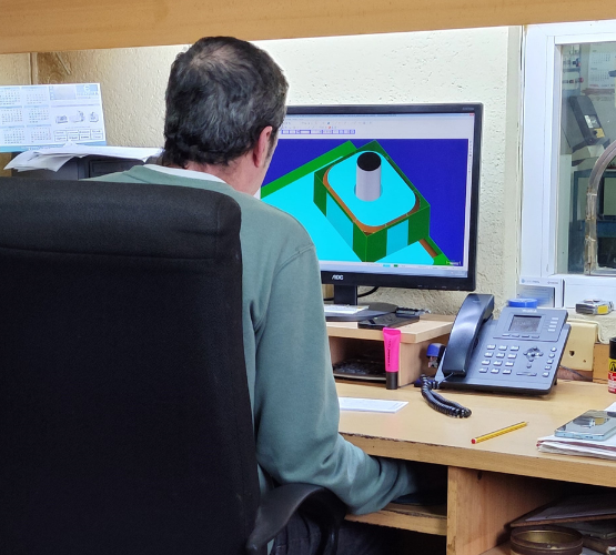 Trabajador de Franmol S.L. creando una maqueta