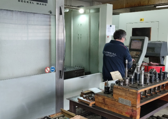 Máquina siendo utilizada por un trabajador de Franmol S.L.