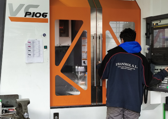 Máquina siendo utilizada por un trabajador de Franmol S.L.
