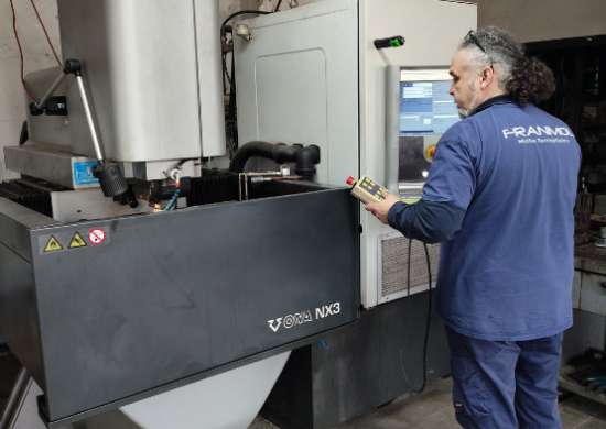 Máquina siendo utilizada por un trabajador de Franmol S.L.