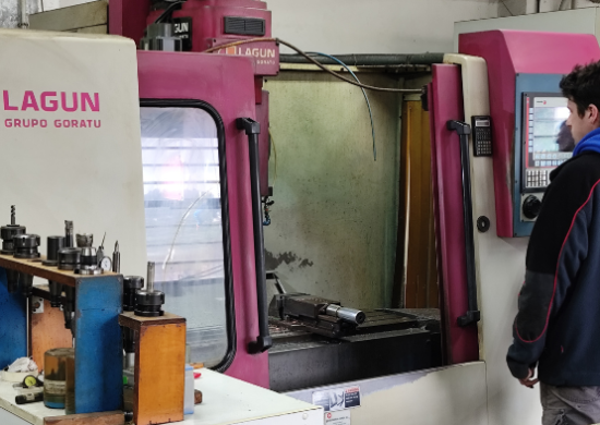 Máquina siendo utilizada por un trabajador de Franmol S.L.
